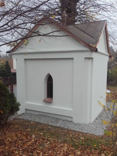 Widok kapliczki od strony ogrodu. Stan po wykonanych pracach remontowo-konserwatorskich obejmujących m.in. rekonstrukcję tynk&oacute;w z odtworzeniem podział&oacute;w architektonicznych, konserwację drewnianej stolarki drzwiowej i okiennej oraz wprawienie barwnych przeszkleń. Fot. ze zbior&oacute;w autorki